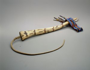 掛け布団、刻まれたヘラジカの角、Osage Nation、c.1875（骨） 作： American School